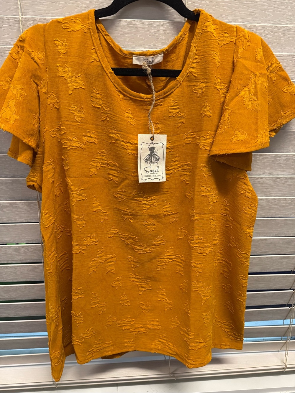 easel Women's Textured Short Sleeve Top in Mustard